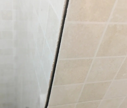 港口瓷砖空鼓维修公司分享阳台瓷砖脱落的修复过程可以分为以下几个步骤