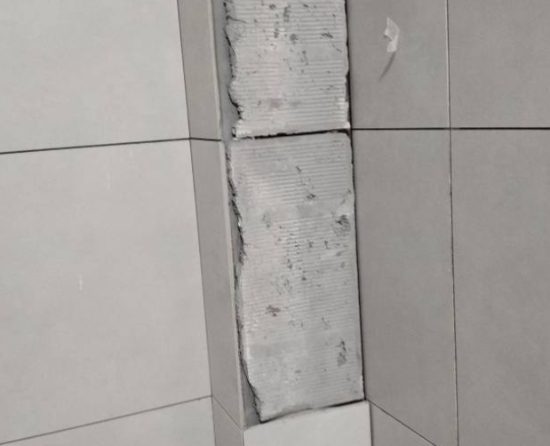 港口瓷砖空鼓维修公司分享下瓷砖施工前基层浇水润湿程度不足，可能导致以下问题
