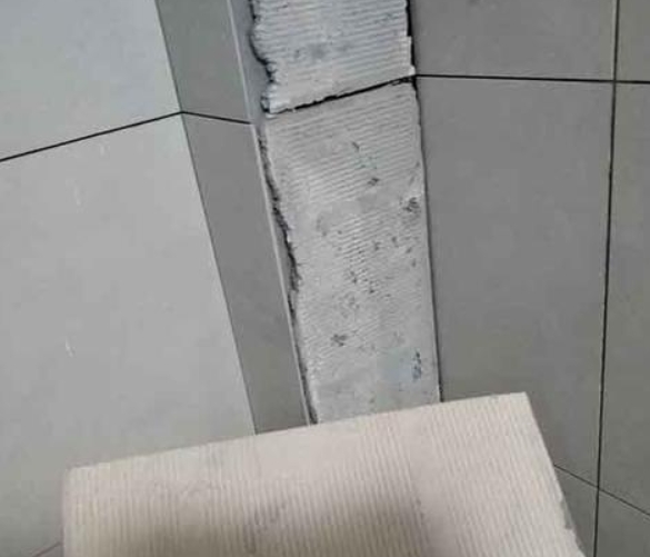 港口瓷砖空鼓维修公司分享下厨房瓷砖脱落的补救措施。